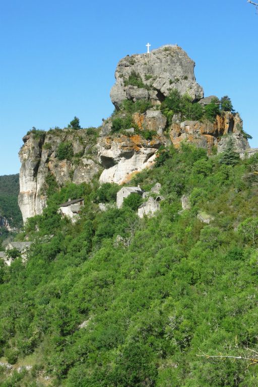 Le hameau de Capluc accroché au rocher